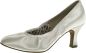 Preview: Klassischer, weißer Pumps aus weichem Satin mit 6,2cm hohem Absatz. Die einfache Form verleiht dem Tanzschuh eine schlichte Eleganz.