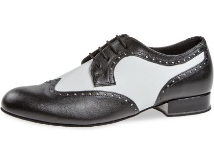 Starker Kontrast zwischen weißem Leder und schwarzen Nappalederstücken bezeichenen diesen Herrentanzschuh. Dadurch tritt das Schnittmuster der Materialien besonders hervor.