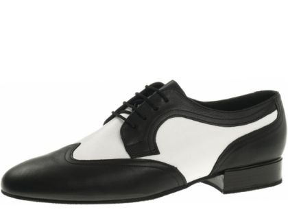 Starker Kontrast zwischen weißem Leder und schwarzen Nappalederstücken bezeichenen diesen Herrentanzschuh. Dadurch tritt das Schnittmuster der Materialien besonders hervor.