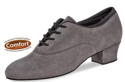 Glitzernde und funkelde Trainer-Tanzschuhe, übersäht mit kleinen silberen Folienpunkten. Bei Lichteinfall entsteht ein Hologrammeffekt in zarten Regenbogenfarben.