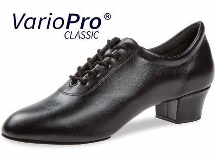 Schicke, schwarze Schnürschuhe mit weichem Comfort-Fußbett. Niedriger Absatz und den Fuß umschließende Passform machen die Tanzschuhe sehr bequem. Ideal als Trainerschuh.