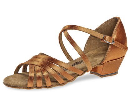 Süßer Mädchentanzschuh aus beigen, fast hautfarbenem Satin. Der flache Absatz und die Kreuzriemchen im Knöchelbereich versprechen hohe Stabilität und guten Halt. Ideal für erste, junge Tanzversuche.