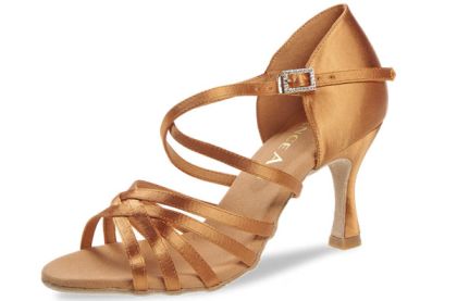 Diese Tanzschuhe haben eine Absatzhöhe von 7,5cm. Bei diesen Tanzschuhe handelt es sich um eine Sonderanfertigung aus dem Material dark tan Satin.