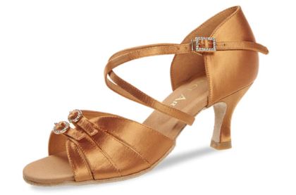 Diese Tanzschuhe haben eine Absatzhöhe von 7,5cm. Bei diesen Tanzschuhe handelt es sich um eine Sonderanfertigung aus dem Material dark tan Satin.