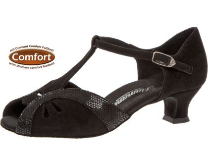 Bequeme Sandalette mit einem niedrigen Absatz. Die Tanzschuhe sind besonders bequem und haben ein Fußbett.
