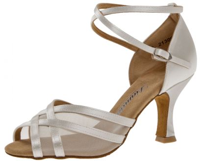Weisse Tanzschuhe werden immer mehr als Brautschuhe getragen. Die Tanzschuhe sind aus weissem Satin und haben einen 7,2cm Absatz.