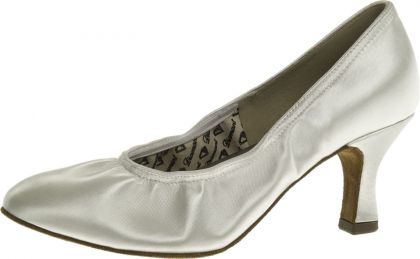 Klassischer, weißer Pumps aus weichem Satin mit 6,2cm hohem Absatz. Die einfache Form verleiht dem Tanzschuh eine schlichte Eleganz.