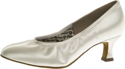 Glänzender, klassischer Pumps, der sich hervorragend als Brautschuh eignet. Sehr bequem, komfortabel und aus edlem weißen Satin gefertigt.