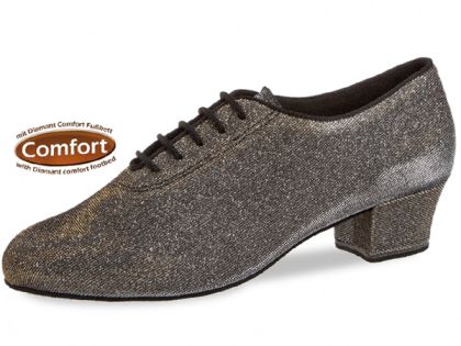Schicke, schwarze Schnürschuhe mit weichem Comfort-Fußbett. Niedriger Absatz und den Fuß umschließende Passform machen die Tanzschuhe sehr bequem. Ideal als Trainerschuh.