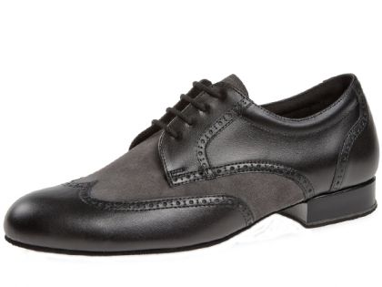 Tanzschuhe in der Farbkombination schwarz/ grau. Dieser Tanzschuh ist eine Alternative zu den schlichten schwarzen Tanzschuhe. Der Schuh besticht durch sein elegantesw Lochmuster entlang der Nähte. Auch dieser Tanzschuh hat eine zusätzliche Schaftpolsteru