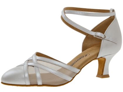 Verpielt schicker Tanzschuh aus hcohwertigem Perlatoleder. Außergewöhnliche Schuhkappe aus organisch verbundenen Riemchen und glatter Lederkappe. Auch ideal als Hochzeitschuh einsetzbar.