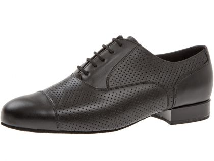 Auf den ersten Blick ist dieses Modell ein schlichter, schwarzer Herrentanzschuh, aber auf den zweiten sieht man die feine Perforation die ihn überzieht. Bis auf Schuhspitze und Ferse ist ein mit kleinen Löchern überzogen.