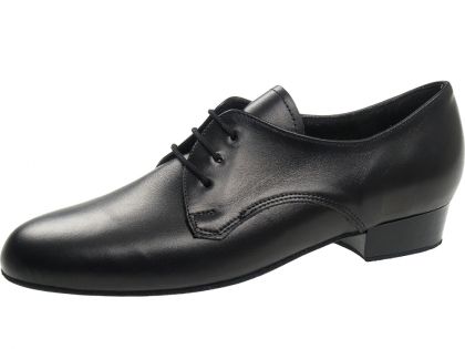 Süßer, schwarzer Jungentanzschuh in schickem Nappaleder. Den ganzen Fuß umschließende Form und niedriger Absatz sind ideal für erste, junge Tanzversuche.