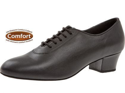 Schicke, schwarze Schnürschuhe mit weichem Comfort-Fußbett. Niedriger Absatz und den Fuß umschließende Passform machen die Tanzschuhe sehr bequem. Ideal als Trainerschuh.