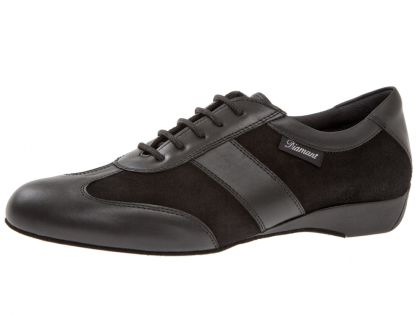 Gemütlicher Tanzsneaker aus schwarzem Velourleder versehen mir weichen Nappalederstücken an Schuhspitze, Schnürriemchenbereich und Ferse.
