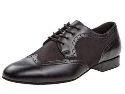 Klassischer, schlichter, schwarzer Tanzschuh aus weichem Nappaleder, mit Verzierung durch feine Nähte im Mittelfuß- und Fersenbereich.