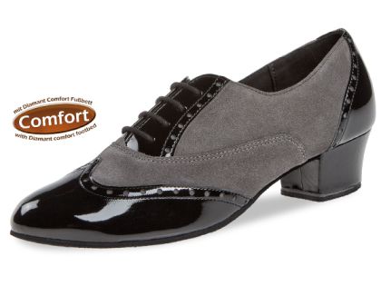 Sehr niedrige, schwarze Schnürschuhe, aus feinem Velourleder, versehen mit Nappalederstücken an Fußspitze, Schnürriemenbereich und Ferse. Sehr bequem durch Comfort-Fußbett und die Fußumschließende Passform. Als Trainerschuh ideal einsetzbar.