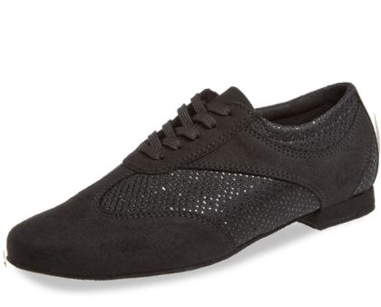 Diese Tanzschuhe aus schwarzer Microfaser sind besonderns leicht und umschließen den kompletten Fuß. Durch ihren Schnitt, den niedrigen Absatz und ihr Comfort-Fußbett sind sie ungalublich bequem. Die Allround-Tanzschuhe eigenen sich ideal als Trainertanzs