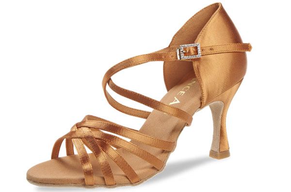 Diese Tanzschuhe haben eine Absatzhöhe von 7,5cm. Bei diesen Tanzschuhe handelt es sich um eine Sonderanfertigung aus dem Material dark tan Satin.