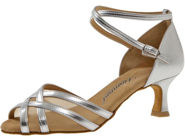 Neben Schwarz ist Silber eine der beliebtesten Farben bei Tanzschuhen.