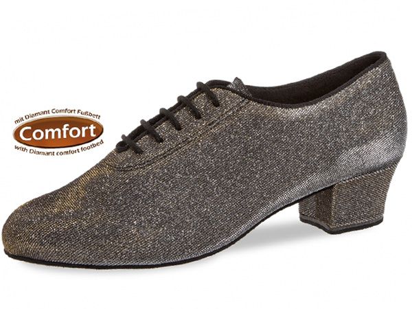 Schicke, schwarze Schnürschuhe mit weichem Comfort-Fußbett. Niedriger Absatz und den Fuß umschließende Passform machen die Tanzschuhe sehr bequem. Ideal als Trainerschuh.