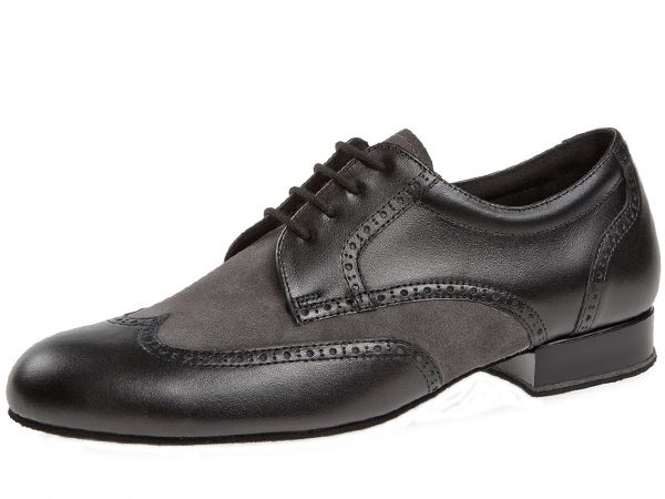 Tanzschuhe in der Farbkombination schwarz/ grau. Dieser Tanzschuh ist eine Alternative zu den schlichten schwarzen Tanzschuhe. Der Schuh besticht durch sein elegantesw Lochmuster entlang der Nähte. Auch dieser Tanzschuh hat eine zusätzliche Schaftpolsteru