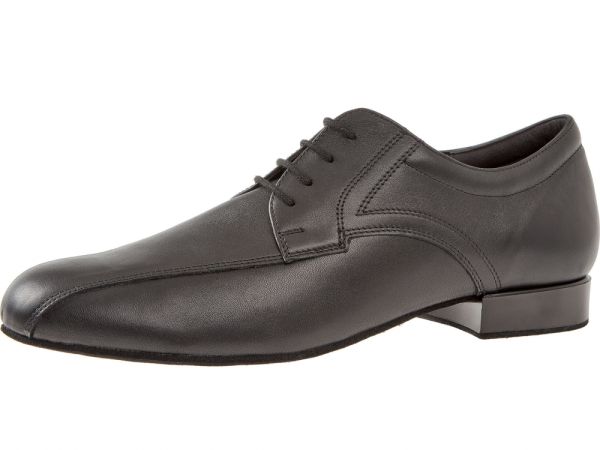 Schwarzer Herrentanzschuh aus weichem Nappaleder. Nahtverzierungen im Fersen- und Spannbereich.