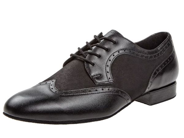 Klassischer, schlichter, schwarzer Tanzschuh aus weichem Nappaleder, mit Verzierung durch feine Nähte im Mittelfuß- und Fersenbereich.