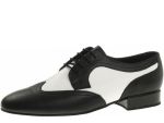 Starker Kontrast zwischen weißem Leder und schwarzen Nappalederstücken bezeichenen diesen Herrentanzschuh. Dadurch tritt das Schnittmuster der Materialien besonders hervor.