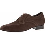 Das braune Velourleder dieses Tanzschuhes passt bestens zur Jeans. Die Schuhe wirken sportlich, sind aber zugleich sehr bequem.