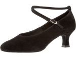 Der Tanzschuh wird aus weichem Velourleder gefertigt, und obwohl dieser Tanzschuh eine normale Weite hat, so paßt dieser Tanzschuh auch bei kräftigeren Füßen.