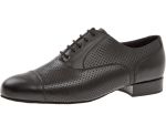 Auf den ersten Blick ist dieses Modell ein schlichter, schwarzer Herrentanzschuh, aber auf den zweiten sieht man die feine Perforation die ihn überzieht. Bis auf Schuhspitze und Ferse ist ein mit kleinen Löchern überzogen.