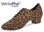 Schicke, schwarze Schnürschuhe mit weichem Comfort-Fußbett. Niedriger Absatz und den Fuß umschließende Passform machen die Tanzschuhe sehr bequem. Ideal als Trainerschuh.